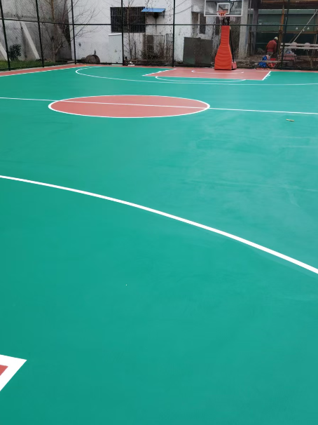 安次 球场长期使用易出现地面开裂